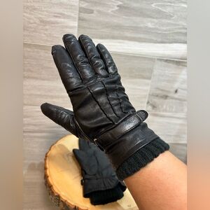 3/30$ Soft black leather gloves size 8 - interior lining.